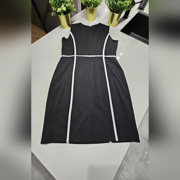 ELLEN TRACY Robe intemporelle et de qualité de longueur midi noire et blanche - Picture 6 of 8